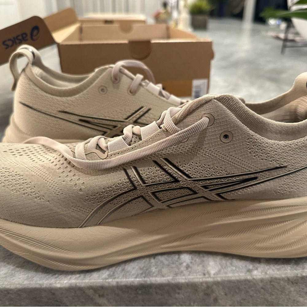 MENS SIZE 10 Asics athletic shoe